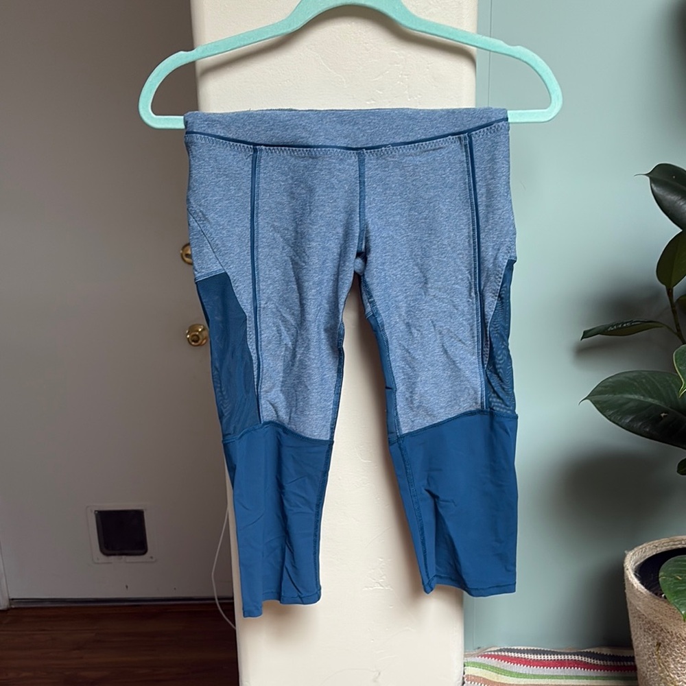Crop Lululemon leggings with mesh on back